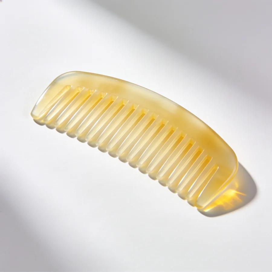 Wide-Tooth Detangling Comb in Buttery yellow